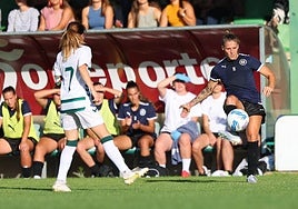 Annelie juega el balón desde la banda. La vinotinto se medía al que ha sido su equipo durante la pasada campaña.