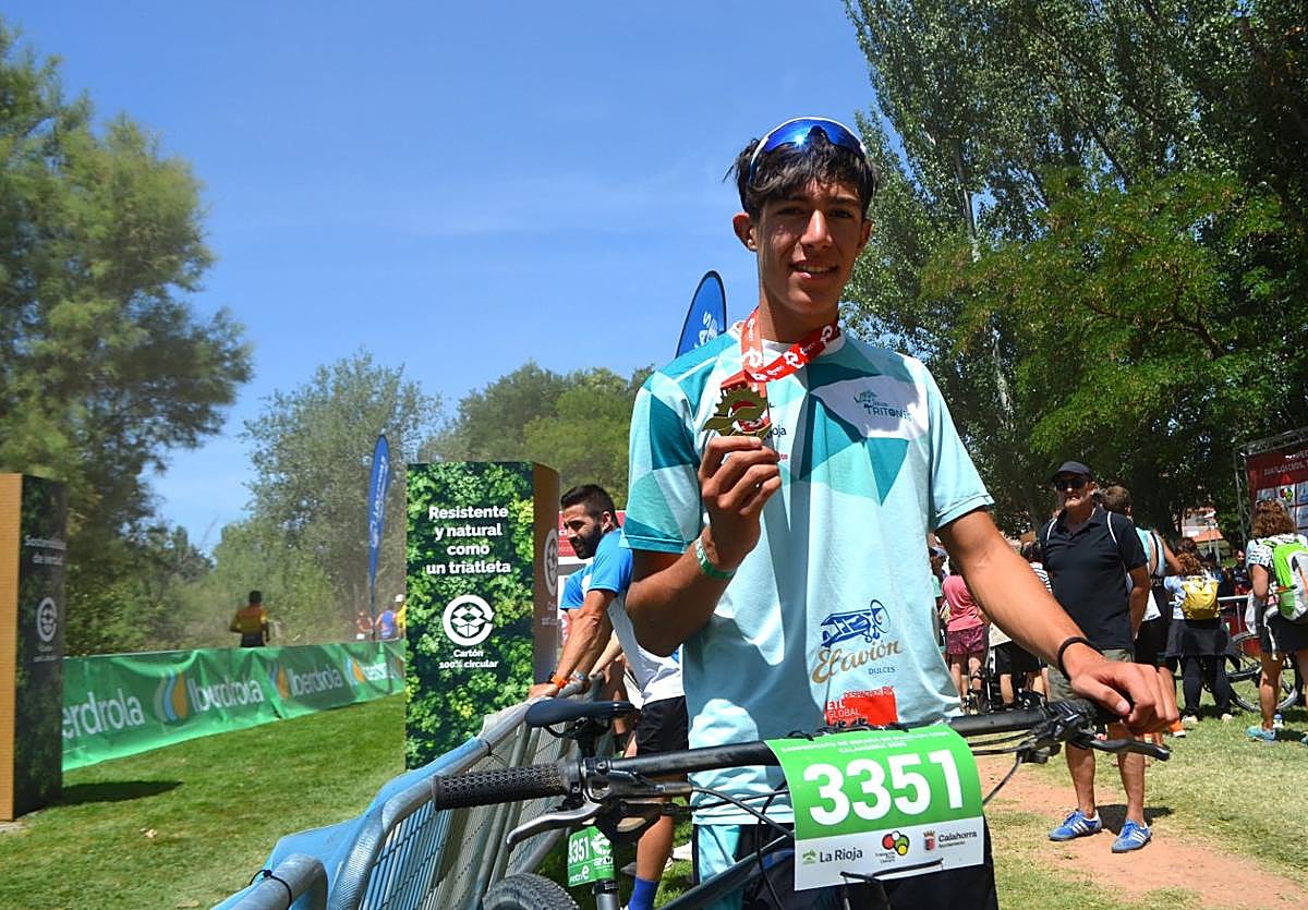 Yago Montes, en el circuito de Calahorra con su bici y la medalla de oro.