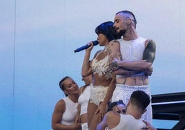 David (de pie), baila junto a Aitana en uno de sus conciertos.