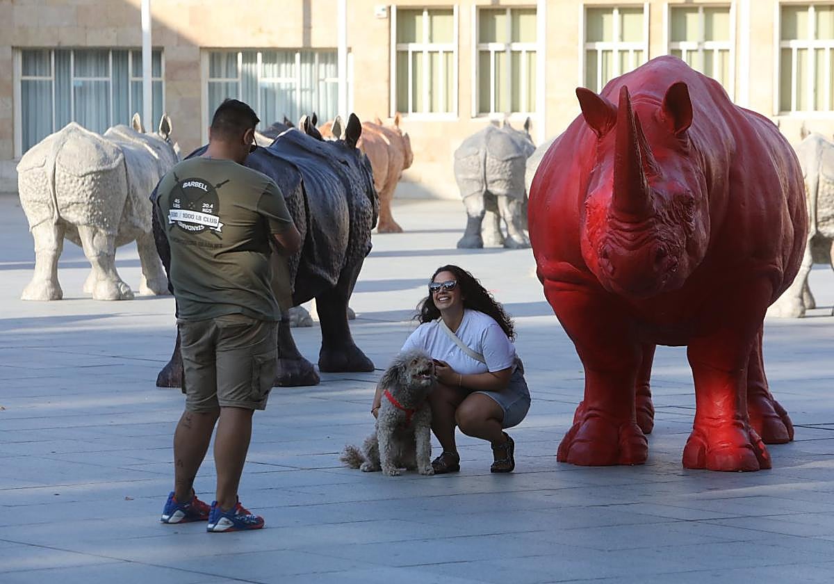 Una visitante y su perro, posan para una fotografía.