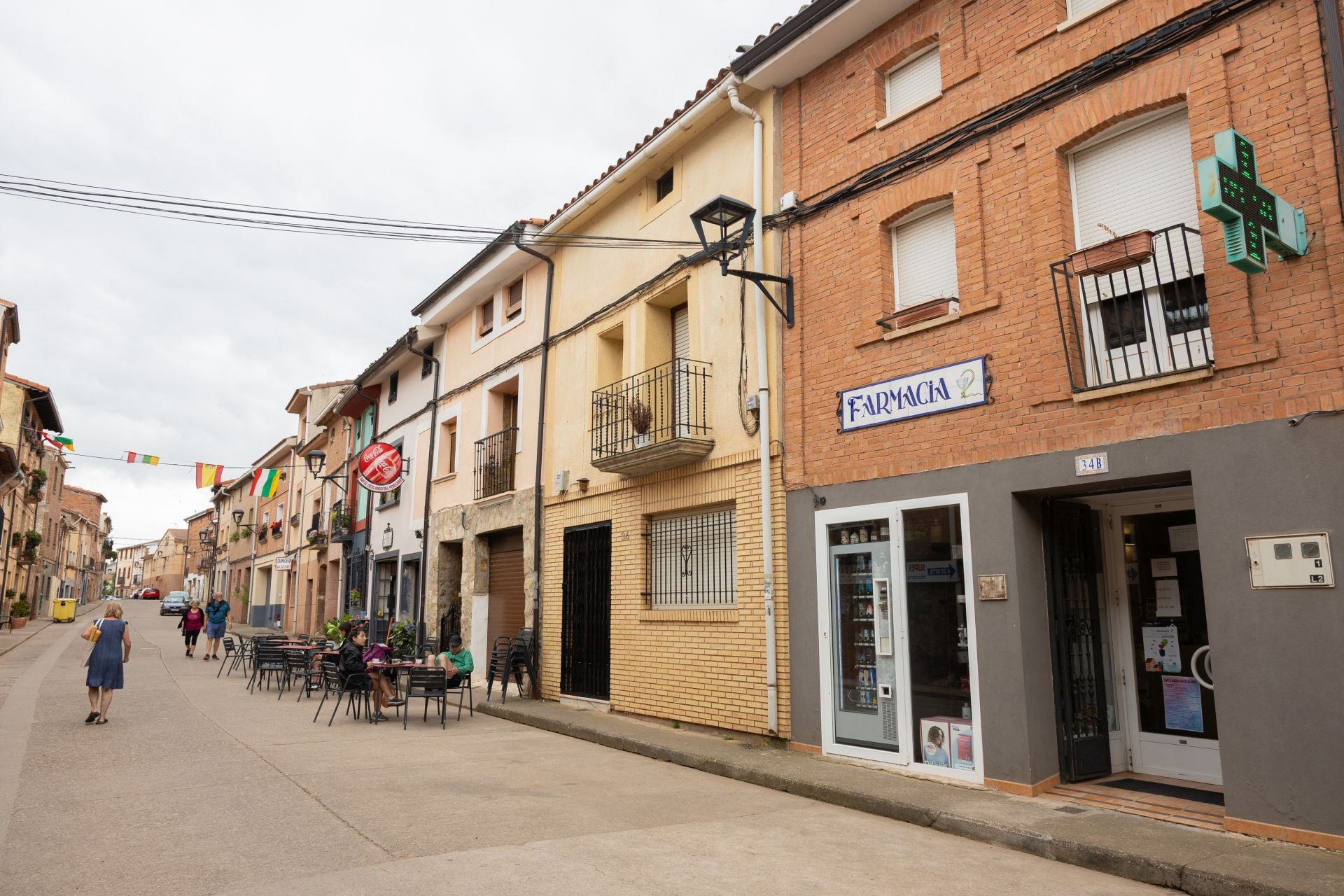 Peregrinos que hacen camino al andar