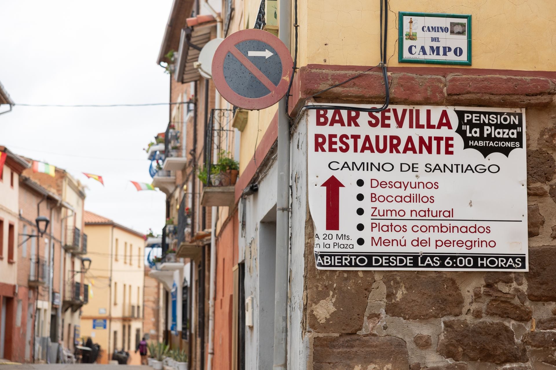 Peregrinos que hacen camino al andar