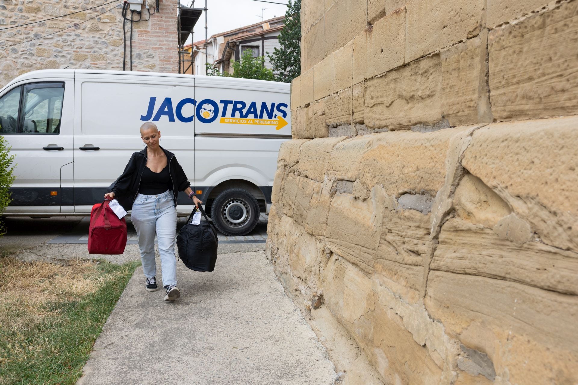 Peregrinos que hacen camino al andar