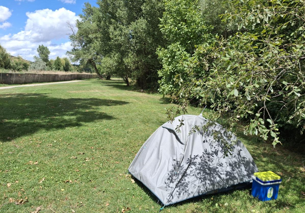 Imagen principal - Una tienda de campaña, basura y desperfectos en el parque del Iregua de Logroño.