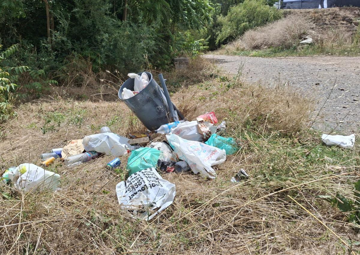 Imagen secundaria 1 - Una tienda de campaña, basura y desperfectos en el parque del Iregua de Logroño.