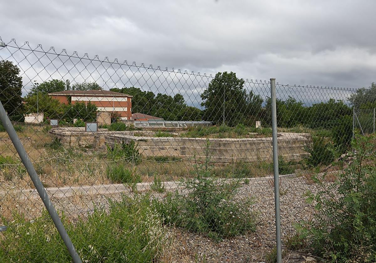 El yacimiento arqueológico de Valbuena, desde el interior de la verja.