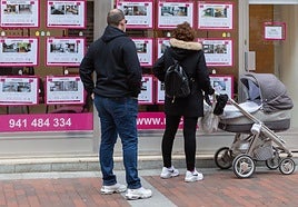 Una pareja observa la oferta inmobiliaria de la capital riojana