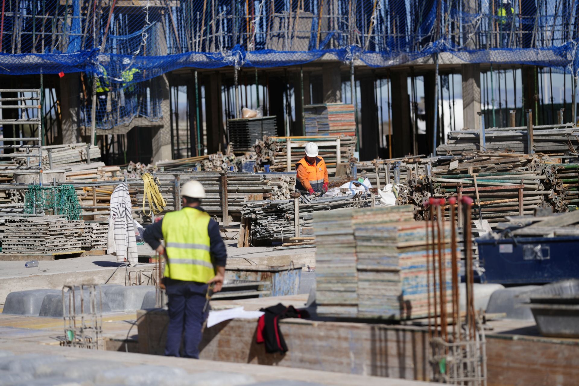 Obreros trabajando a pleno sol este verano.