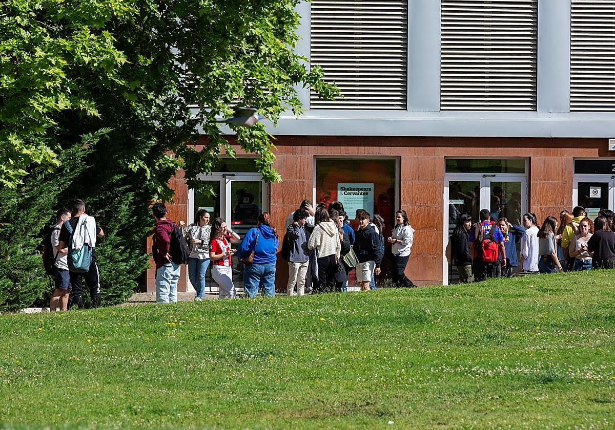 Alumnos en el campus de la Universidad de La Rioja.