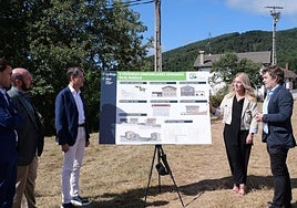 Los autoridades, en El Rasillo de Cameros, durante la presentación de las VPO.