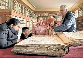 Escolares en la biblioteca de Yuso con el programa 'Emilianensis'.