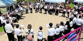 La Agrupación Musical Alfareña, en una actuación en La Florida durante las fiestas de la Primavera.