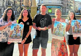 Representantes del grupo de danzas Coletores, junto a la concejala de Festejos, Raquel Moral, con los carteles del festival.