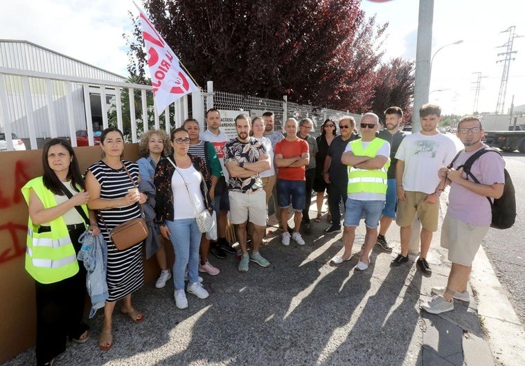 Trabajadores de CMP Automotive Sealing y miembros del comité en una concentración a primeros de julio a las puertas de la planta, en el polígono Cantabria, para iniciar la huelga.