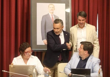 Escobar y Alonso se saludan antes del inicio del pleno, este jueves.