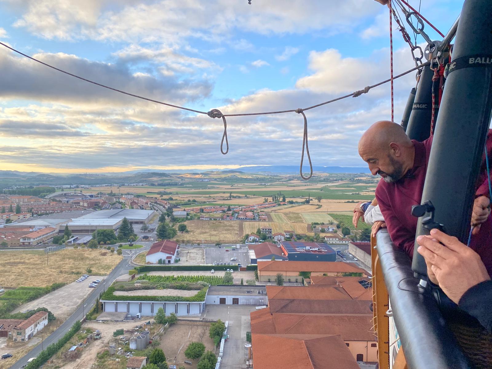 Imagen principal - Los globos convierten el cielo de Haro y su comarca en una fiesta