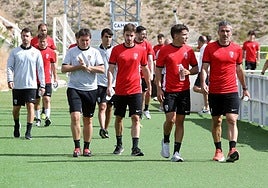 Los jugadores de la UDL caminan hacia vestuarios después de un entrenamiento en Valdegastea.