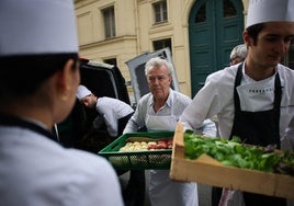 El equipo de L'Arpège recoge el pedido de frutas y verduras.