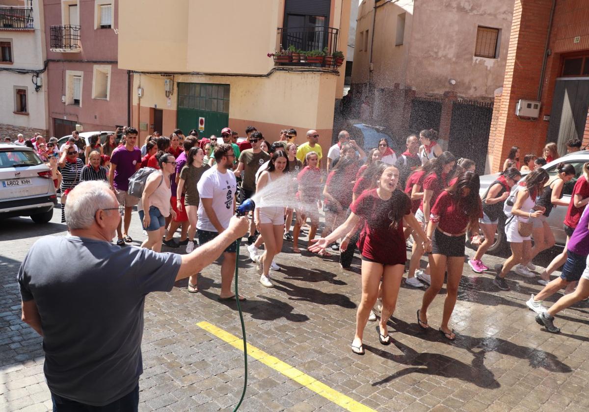 El pasacalles con la charanga bajo la lluvia de agua desde las casas divirtió a jóvenes y mayores.