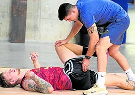 Asier Palacios ayuda en sus ejercicios a Vladi Orlov.