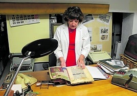 Mamen Martínez-Losa muestra uno de los documentos antiguos que se guardan en el archivo.