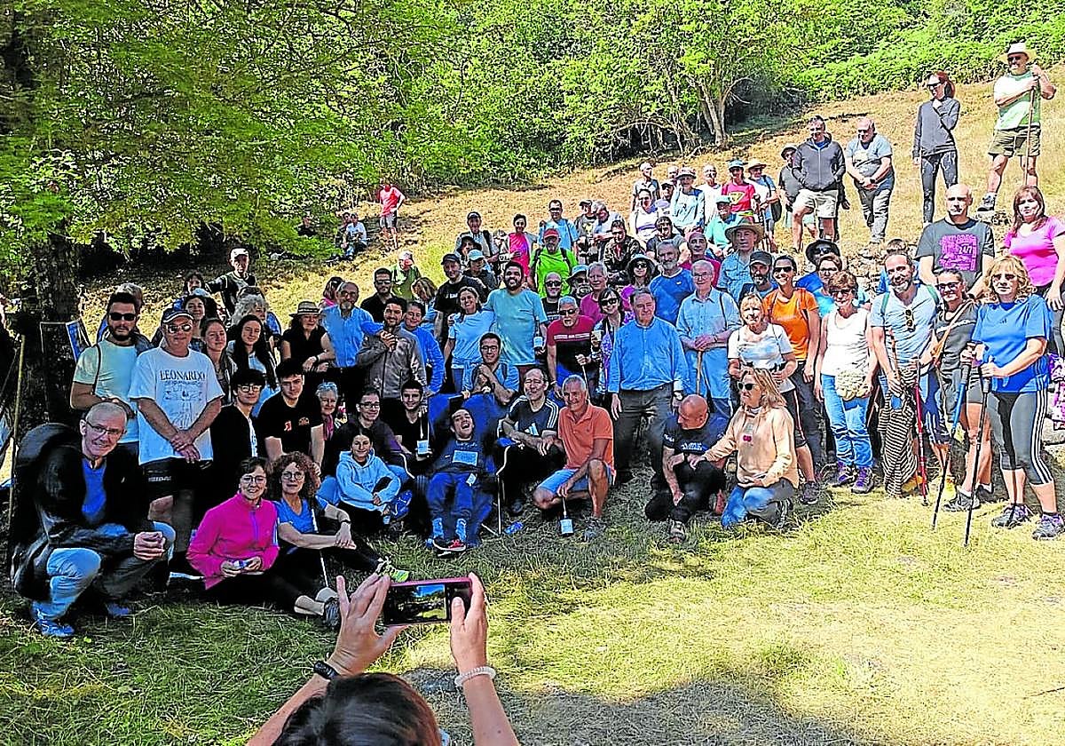 La familia de Enrique Ruiz Álvarez recibe la llave de la Hermedaña