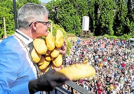 Lanzamiento del pan y queso en Quel, Fiesta de Interés Turístico Nacional.