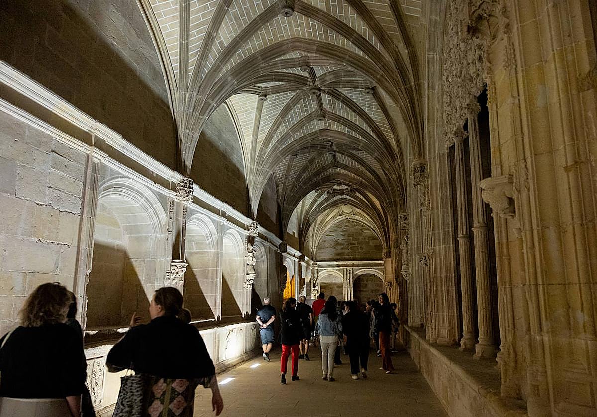 Las imágenes de las visitas nocturnas en el monasterio de Santa María la Real de Nájera