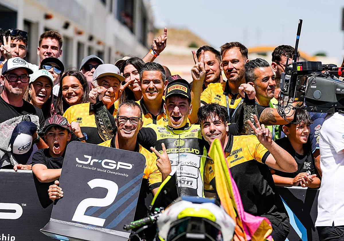 El alfareño celebra con su equipo, familia y amigos uno de los podios de esta temporada.