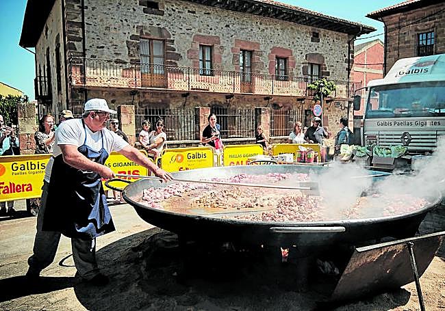 Elaboración de la paella solidaria.