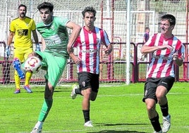 Álvaro García controla un balón durante el partido que el Náxara perdió ante la UDL en Varea.