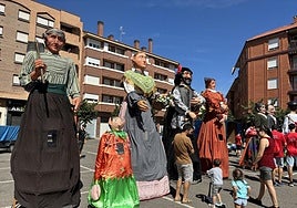 La Plaza Jacobea acogió la exposición, previa al desfile por las calles de la ciudad.