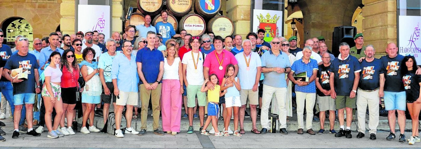 Los participantes posaron después de la entrega de premios bajo el Ayuntamiento.