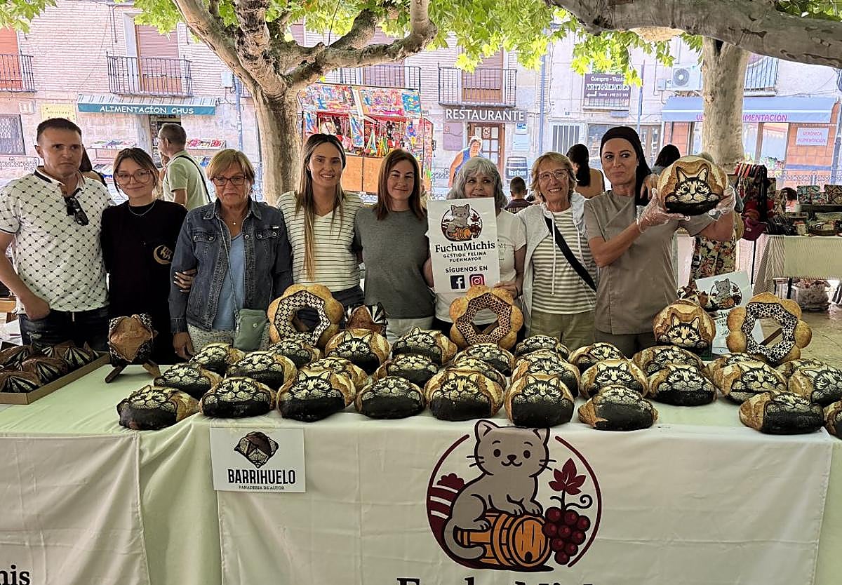 Los miembros de la asociación FuchuMichis de Fuenmayor posan con las hogazas de Barrihuelo.