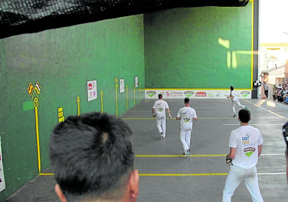 El frontón caracolero se llenó en la primera jornada del Cuna de Pelotaris.