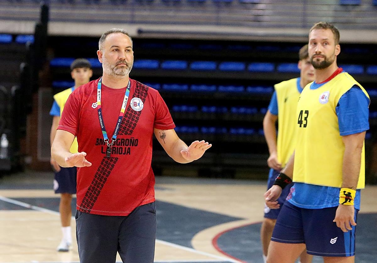 Miguel Velasco da una instrucción mintras Popovic le atiende.