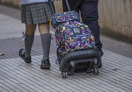 Una escolar camina con su mochila en el primer día del curso 2024-2025, ya acabado.