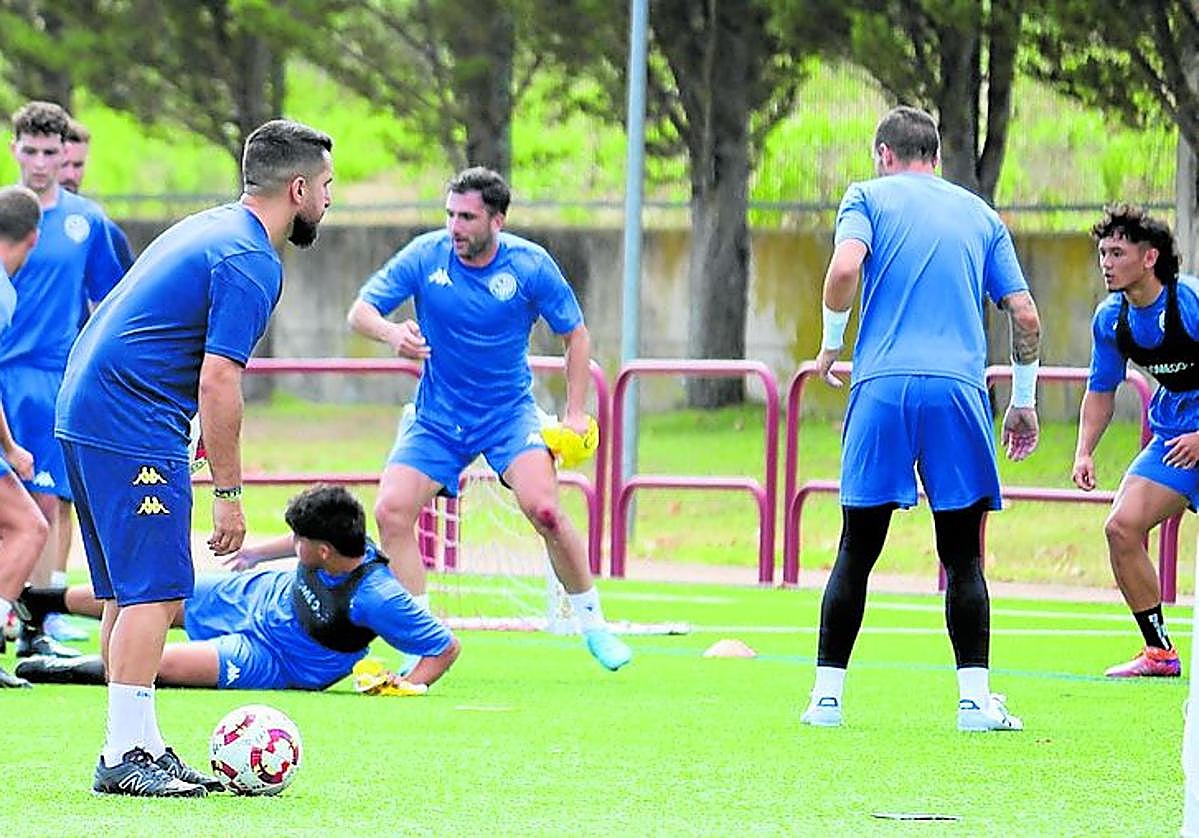 Adrián Cantabrana observa el trabajo de sus jugadores.