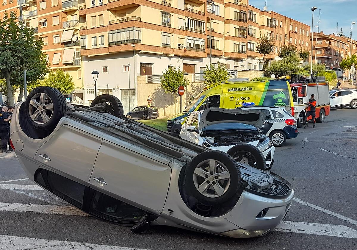 Vuelca un coche tras un accidente en Calahorra