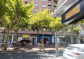 Un termómetro marca 33 grados, este lunes en Logroño.