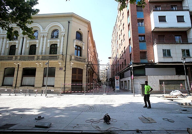 La calle Beti Jai, desde las obras del cruce con Duquesa de la Victoria que enlazará con la Glorieta.