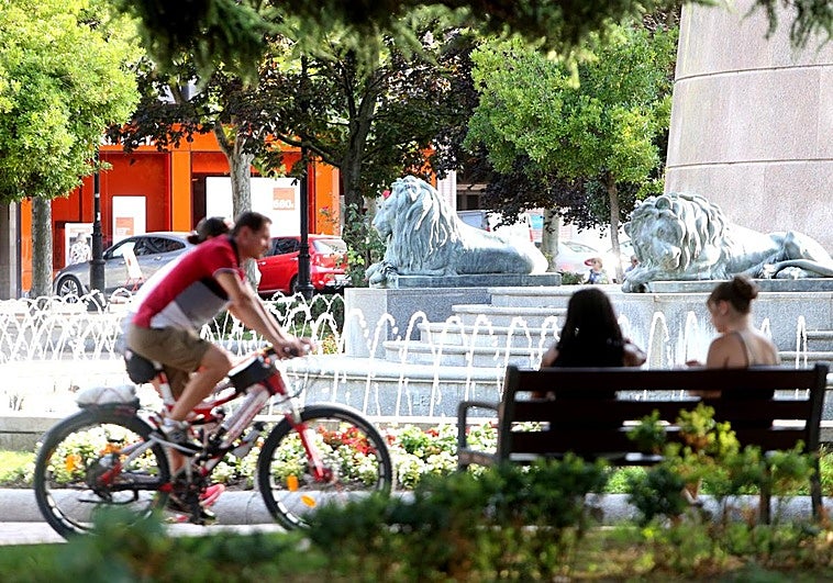 Unas amigas disfrutan de la sombra en El Espolón de Logroño al lado de la fuente de Espartero.