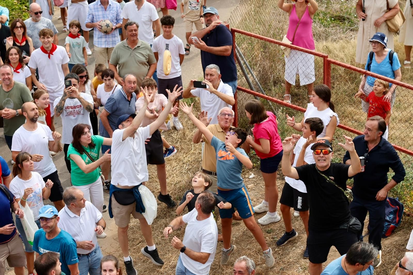El lanzamiento del pan y el queso en Quel, en imágenes