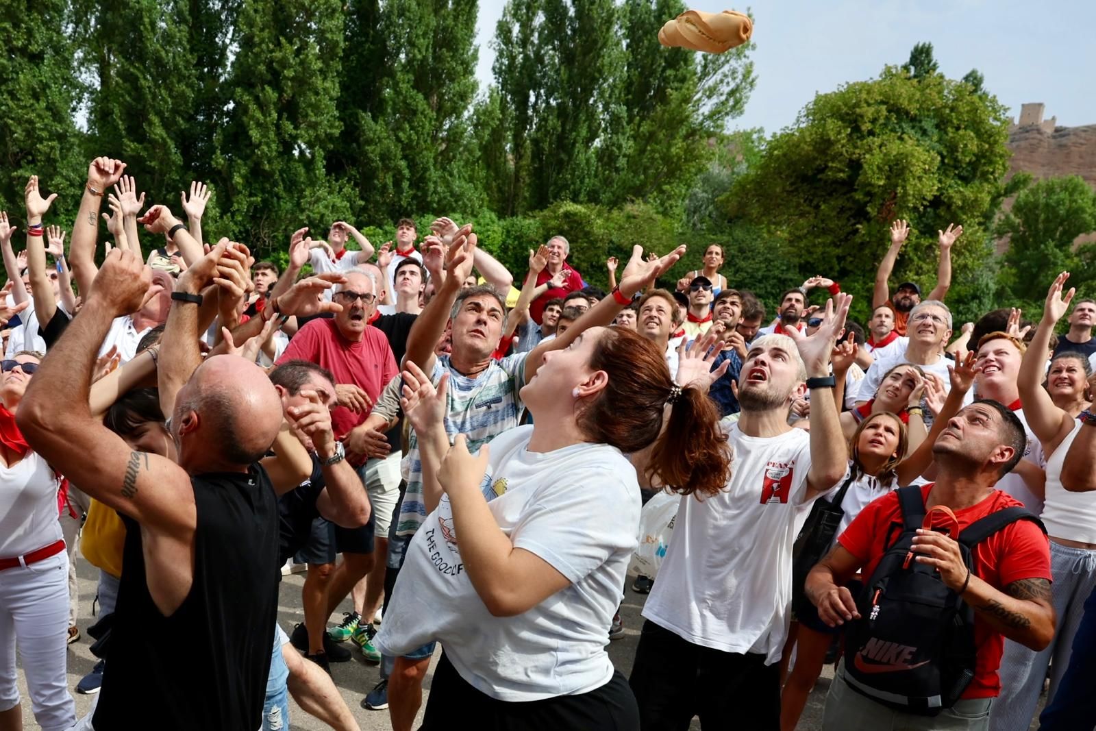 El lanzamiento del pan y el queso en Quel, en imágenes