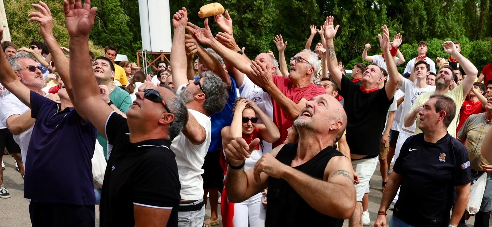 El lanzamiento del pan y el queso en Quel, en imágenes