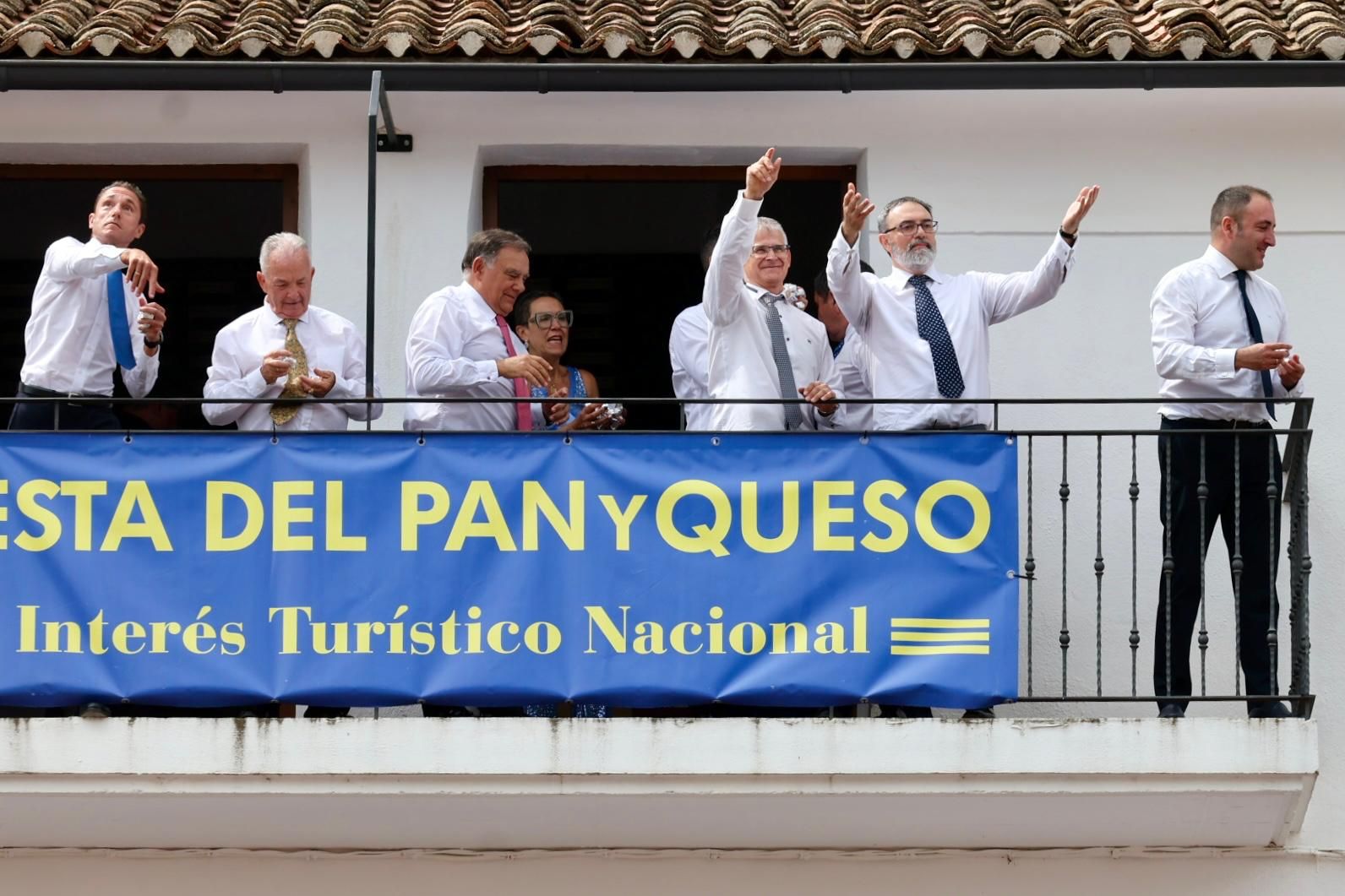 El lanzamiento del pan y el queso en Quel, en imágenes