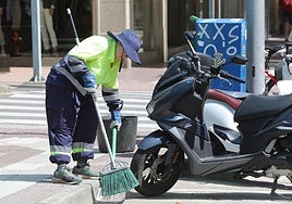 Un operario de la limpieza se cubre con un gorro para evitar una insolación.