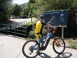 Un ciclista observa uno de los carteles informativos.