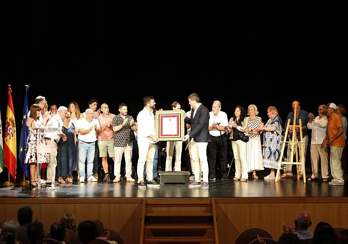 Entrega de la Medalla de Oro al presidente de la Asociación Amigos de Ezcaray, Raúl Eraso.