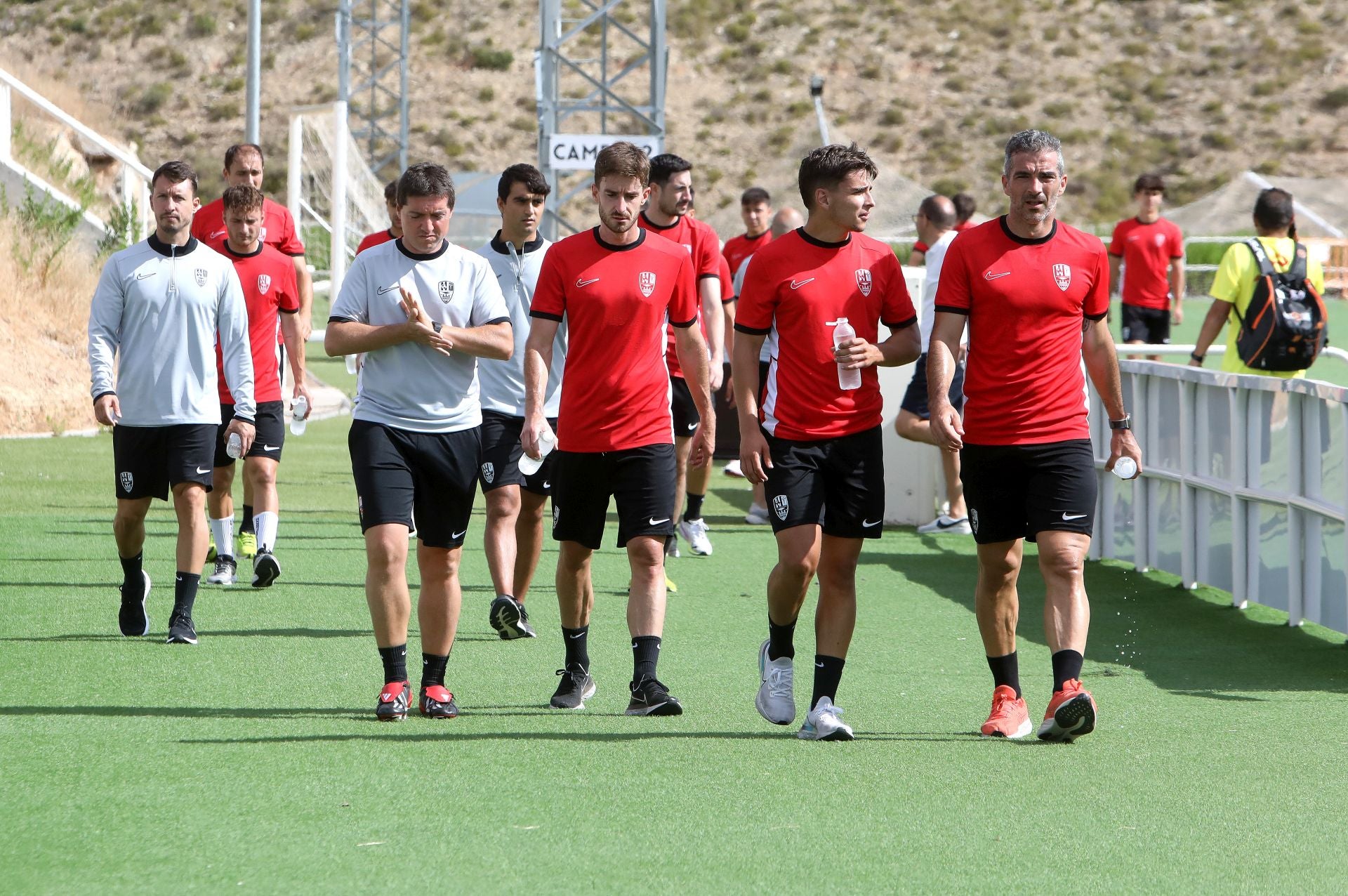 Joel Febas conversa con Iñaki antes de iniciar un enttrenamiento.